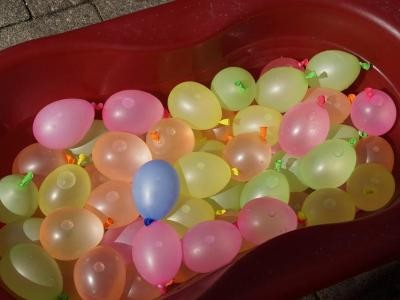 Kleine Ballons mit Wasser gefüllt in Wanne