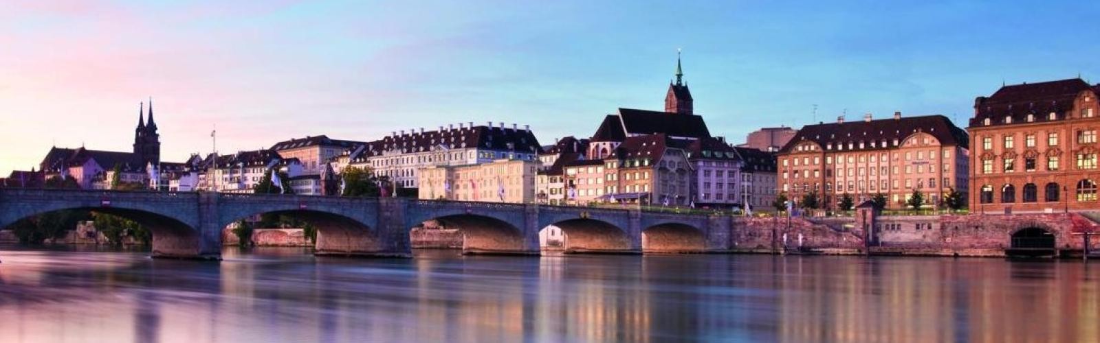 Morgenstimmung in Basel, Fluss mit Brücke und Gebäuden