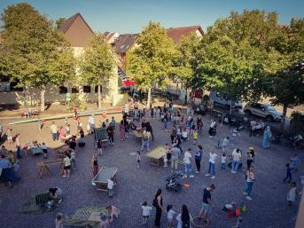 Luftbidl: Kinder auf dem Kostantin-Schäfer-Platz