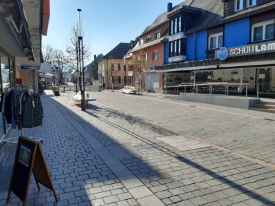 Neu gepflasterte Schlüsselstraße mit Blick auf Schuhhaus Lamm