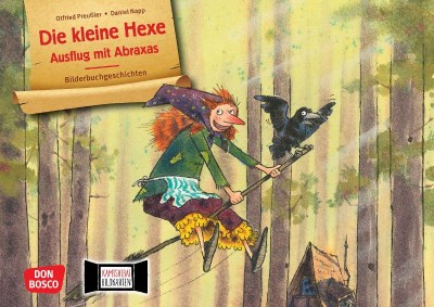 Die kleine Hexe reitet auf dem Besen durch die Luft, im Hintergrund Wald, ihr Rabe Abraxas sitzt vorne auf dem Besenstiel und flattert aufgeregt mit den Flügeln. Die kleine Hexe reitet auf dem Besen durch die Luft, im Hintergrund Wald, ihr Rabe Abraxas sitzt vorne auf dem Besenstiel und flattert aufgeregt mit den Flügeln.