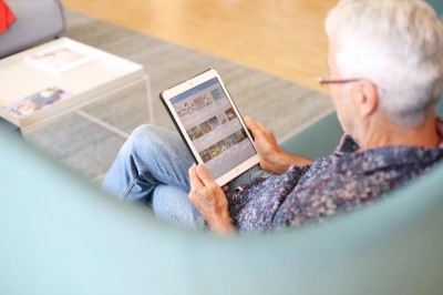 Senior mit Tablet, lesend Senior mit Tablet, lesend