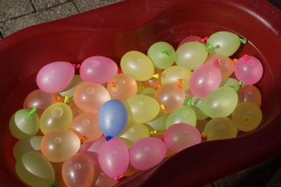 Kleine Ballons mit Wasser gefüllt in Wanne