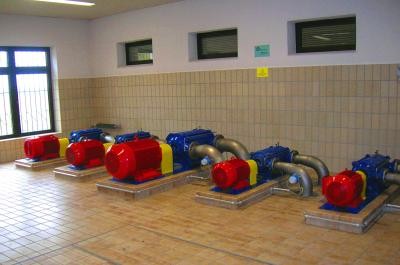 5 Pumpen im Hauptpumpwerk Grißheim, Farben blau, rot und gelb