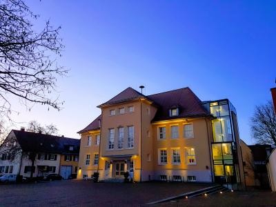 Aktuelle Fotografie des Bildungshauses bei Morgenstimmung.