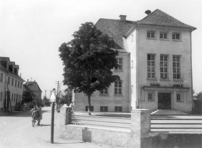 Alte schwarz-weiß Fotografie des Schulgebäudes.