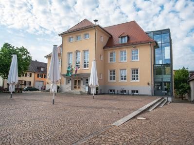 Bildungshaus und Sonnenschirme