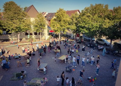 Luftbidl: Kinder auf dem Kostantin-Schäfer-Platz