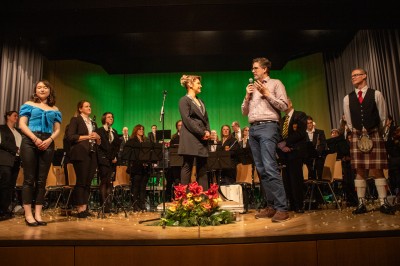 Bürgermeister Jens Fondy-Langela mit Dirigentin Valérie Seiler
