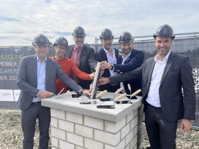 Männergruppe verbaut Zeitkapsel 