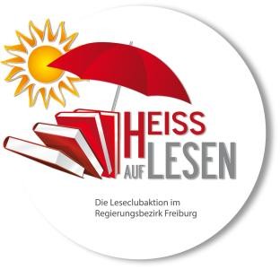Ein Bücherstapel unter dem Sonnenschirm und der Sonne.