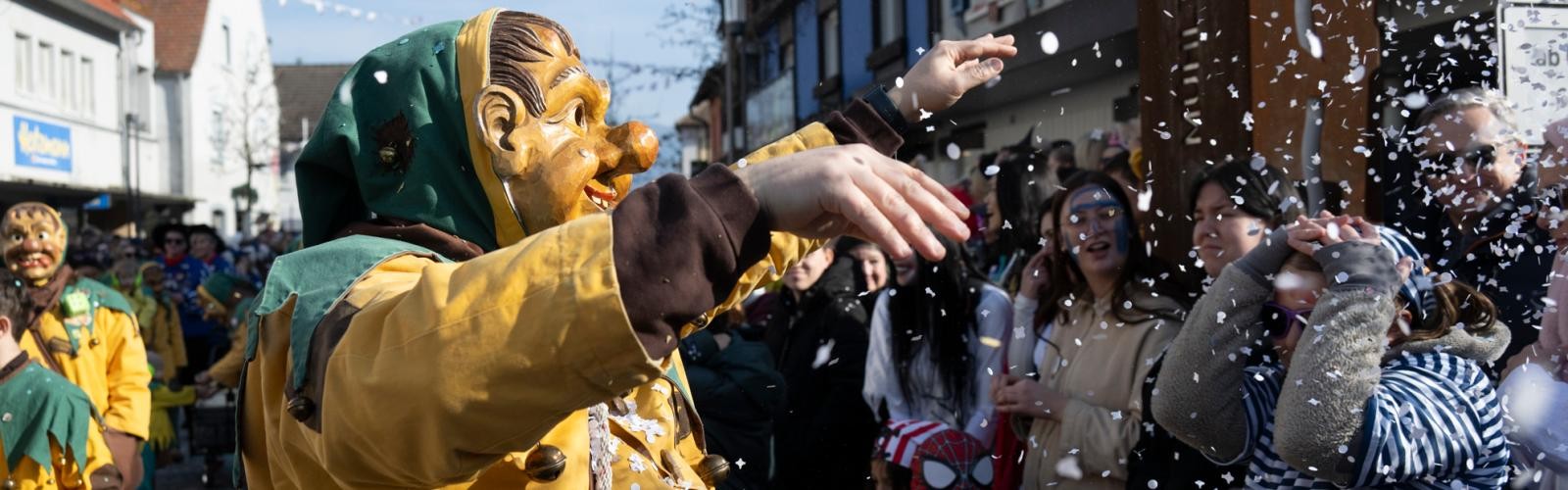 Bunte Welle unten, sonst beiger Hintergrund