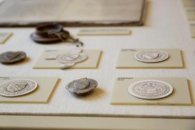 Alte Stadtsiegel in einer Tischvitrine. 