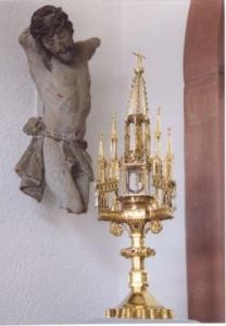 Gotische goldene Monstranz aus dem ehemaligen Neuenburger Münster und Torso des gekreuzigten Christus mit Dornenkrone 