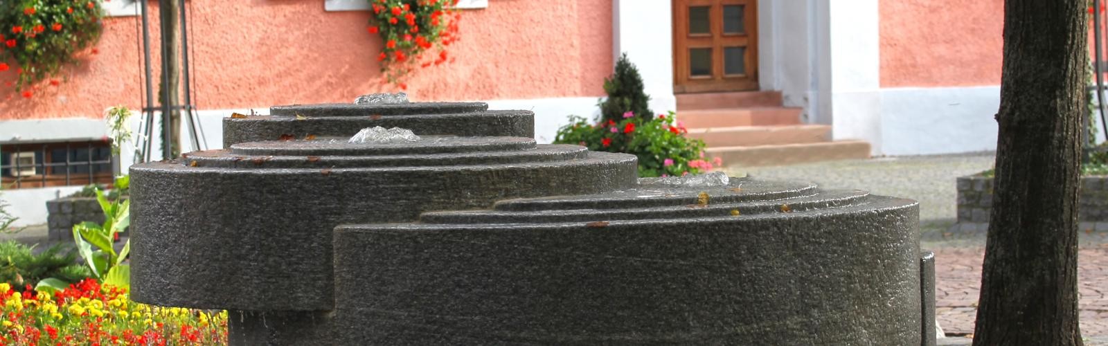 Brunnen terassenförmig vor dem Museum