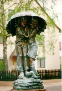 Brunnen "Kinder unterm Regenschirm"