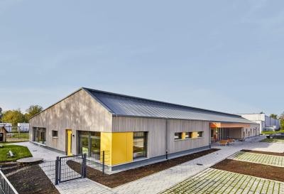 Außenbereich der Kindertagesstätte - Am Stadtpark; Klettergerüst, Schaukel 