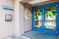 Der Innenraum ist hell, freundlich und bunt gestaltet.