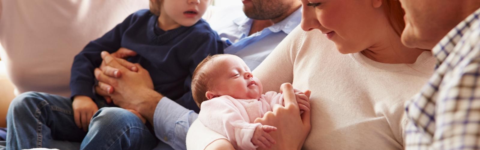 Familie mit einem Baby und Kleinkind sowie die Großeltern