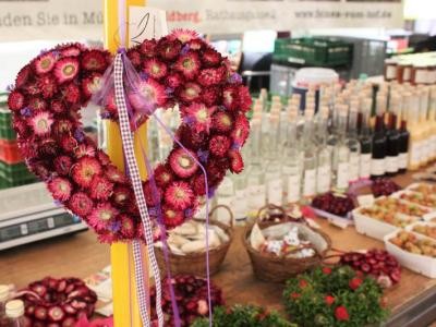 Marktstand mit Blumenherz, Obstschalen und Spirtuosen