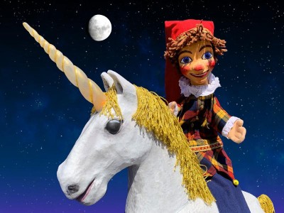 weißes Einhorn mit Kasper weißes Einhorn mit Kasper