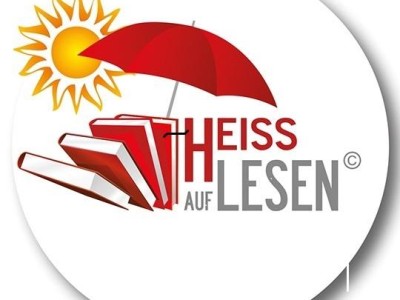 Logo der Veranstaltung: der Schriftzug HEISS AUF LESEN mit stilisierten Büchern unter Sonnenschirm und Sonne