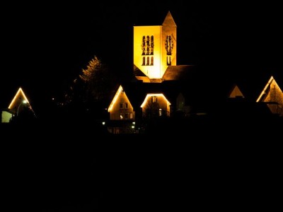 katholische Kirche beleuchtet und beleuchtete Stadtsilouette