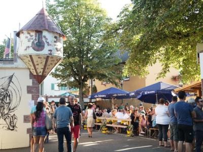 Feststraße mit historischen Lauben und Besuchern Feststraße mit historischen Lauben und Besuchern