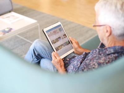 TreffpunktDigital sitzenderSeniormitTablet