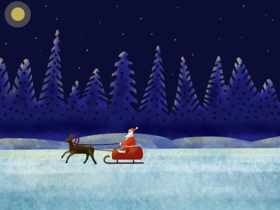 Ein Weihnachtsmann fährt bei Mondschein auf einem Rentierschlitten vor dunklem Wald durch den Schnee