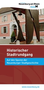 Titelseite Flyer Historischer Stadtrundgang mit historischer Glocke und dem Museum für Stadtgeschichte