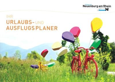 Titelseite der Gästeinfo-Broschüre mit einem reichlich gedeckten Frühstückstisch
