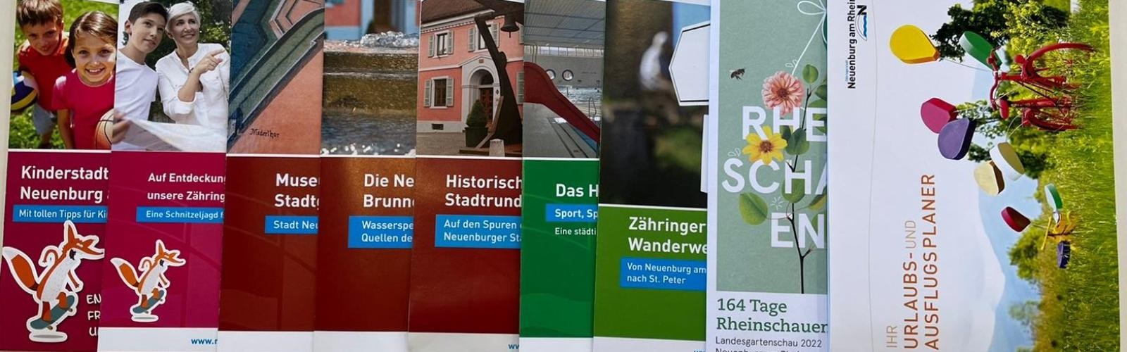 Übersicht verschiedener bunter Broschüren der Stadt Neuenburg am Rhein