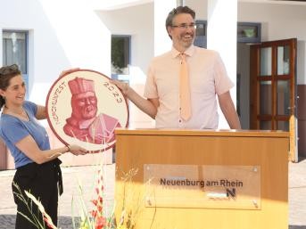 Bürgermeister Jens Fondy-Langela (rechts) übegibt das Nepomuk-Medaillon an die Fasnachtszunft der Klosterkopfhexen