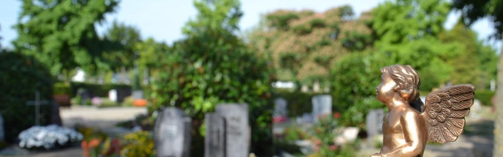 Bronzeengel auf dem Friedhof in Neuenburg am Rhein Friedhof in Neuenburg am Rhein