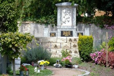 Grabsteine mit Blumen