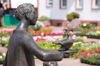 Marktplatzbrunnen Statue Kind mit Taube auf der Hand