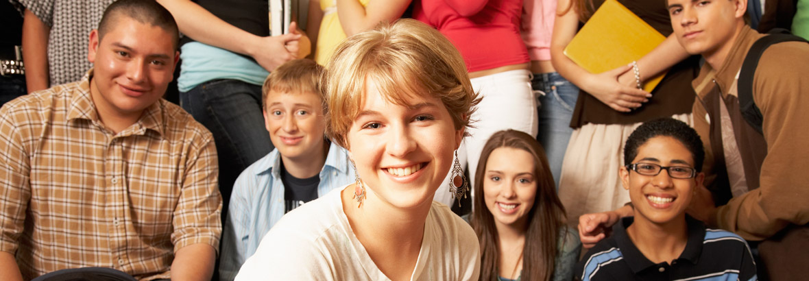 Sechs sitzende Schüler, im Vordergrund ein Mädchen mit weißem T-Shirt