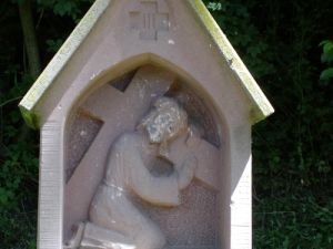 Statue Person trägt Kreuz, Kreuzweg Grißheim