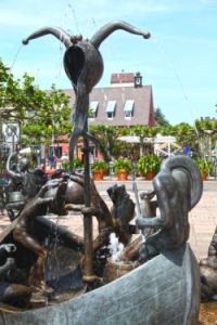 Narrenbrunnen am Rathausplatz mit Narrenfiguren, Blick zum Rathaus