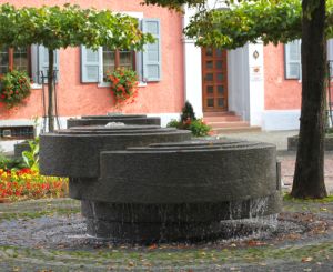 Brunnen terrassenförmig auf vor dem Museum