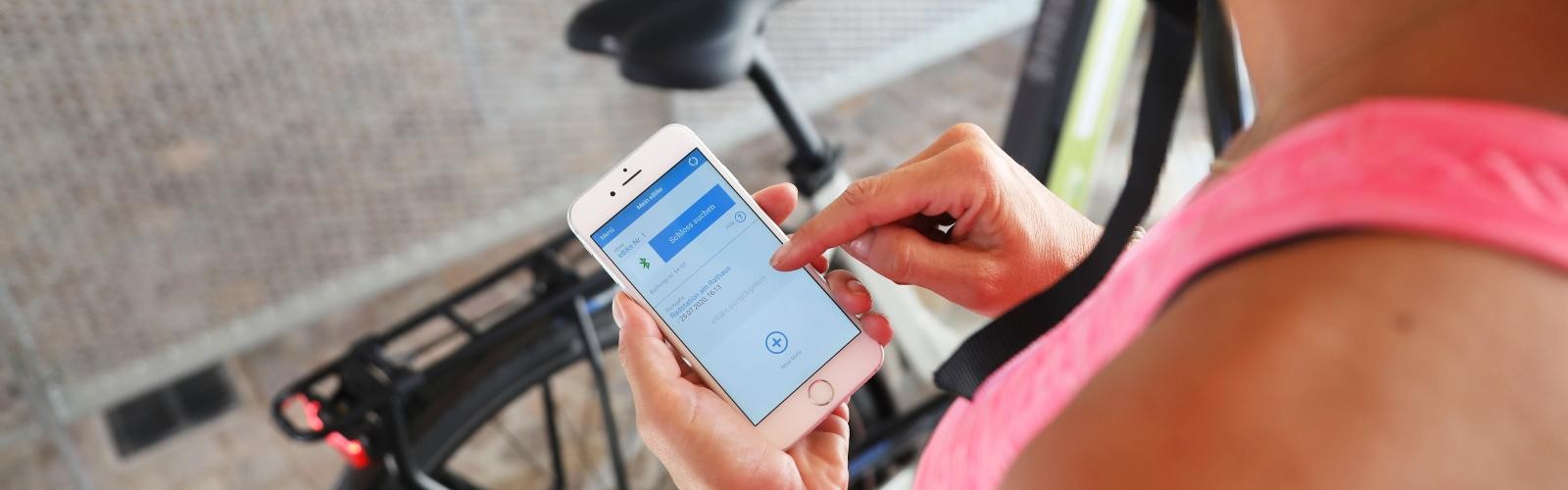 Frau bedient App auf dem Handy