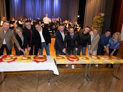 Anschnitt der Neujahrsbrezeln