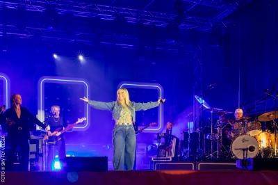 Beatrice Egli auf der Bühne des RheinFeierFestival in Neuenburg