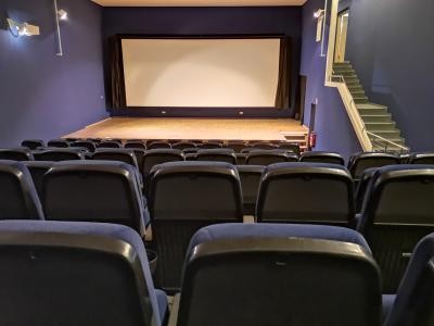 Kinosaal Blick auf die Leinwand