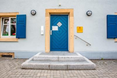 Innenbereich der Krippe, Spielecke mit verschiedenen Sitzmöglichkeiten , blaues Sofa und Holzstühle