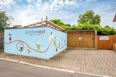 Eine große Gruppe von Kindern und Erziehern im Evangelischen Kindergarten