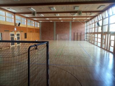 Rheinhalle innen mit Fußballtoren