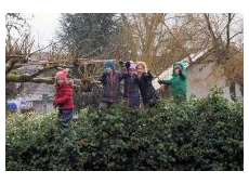 Fünf Kinder stehen auf einer Mauer